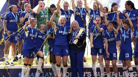 Chelsea celebrate winning a fifth straight Women's Super League crown after a 6-0 win at Man Utd. (AP PHOTO)